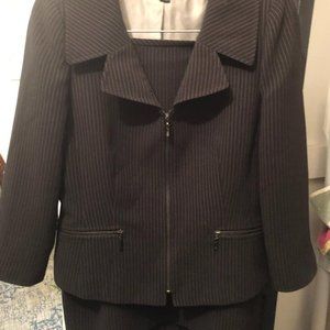Tahari Suit size 4P